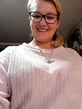 Snapshot of irinamaux chatting on May 8, 2026, 9:24 am irinamaux online show from May 8, 2026, 9:24 am