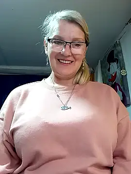 Snapshot of irinamaux chatting on May 7, 2026, 9:12 am irinamaux online show from May 7, 2026, 9:12 am