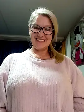 Snapshot of irinamaux chatting on April 5, 2026, 7:42 pm irinamaux online show from April 5, 2026, 7:42 pm