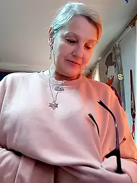 Snapshot of irinamaux chatting on April 24, 2026, 6:59 am irinamaux online show from April 24, 2026, 6:59 am