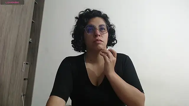 Snapshot of Anne_purple chatting on December 5, 2025, 4:49 pm Anne purple online show from December 5, 2025, 4:49 pm