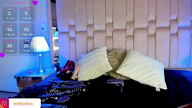 Snapshot of EmilyAllen_ chatting on October 18, 2025, 3:41 am EmilyAllen online show from October 18, 2025, 3:41 am