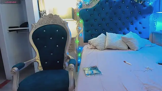 Snapshot of EmilyAllen_ chatting on December 18, 2024, 7:36 am EmilyAllen online show from December 18, 2024, 7:36 am