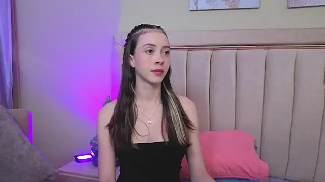 Snapshot of sophiia_grey_1 chatting on May 28, 2026, 9:43 pm sophiia grey 1 online show from May 28, 2026, 9:43 pm