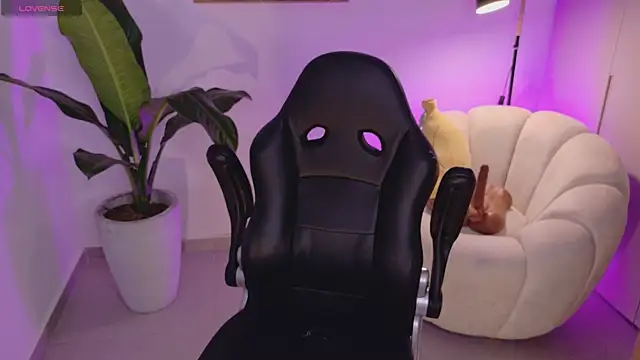 Snapshot of sarawinstone chatting on November 12, 2025, 11:30 pm sarawinstone online show from November 12, 2025, 11:30 pm