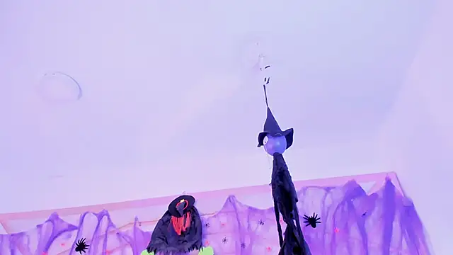 sophie-newton online show from October 28, 2025, 12:26 pm