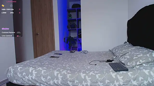 Snapshot of Aron-santoro chatting on December 18, 2025, 8:23 pm Aron-santoro online show from December 18, 2025, 8:23 pm