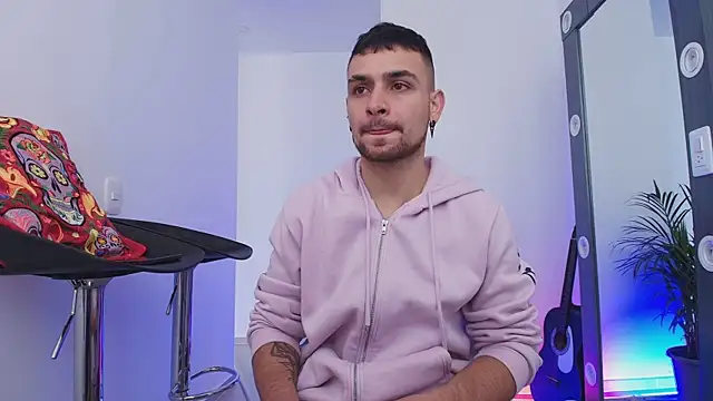 Snapshot of Aron-santoro chatting on November 10, 2025, 2:44 pm Aron-santoro online show from November 10, 2025, 2:44 pm