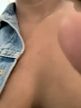 Snapshot of EmmilyBrant chatting on March 15, 2025, 9:16 pm EmmilyBrant online show from March 15, 2025, 9:16 pm