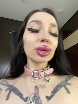 Snapshot of Molly__Moon chatting on March 3, 2026, 2:18 am Molly Moon online show from March 3, 2026, 2:18 am