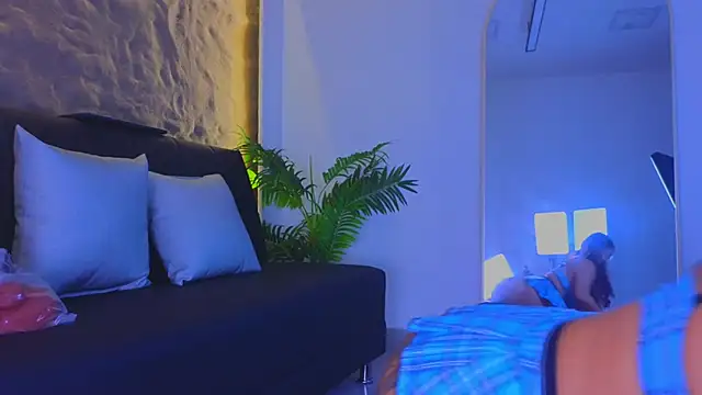 Isa  Blanc online show from February 13, 2026, 2:44 am