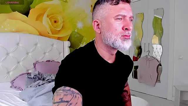 Snapshot of BlowMyXXL chatting on October 8, 2025, 7:43 am BlowMyXXL online show from October 8, 2025, 7:43 am