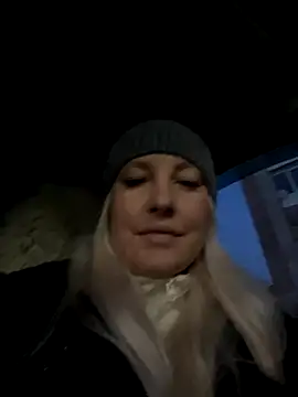 Snapshot of MerlinDave chatting on November 16, 2025, 1:21 am MerlinDave online show from November 16, 2025, 1:21 am