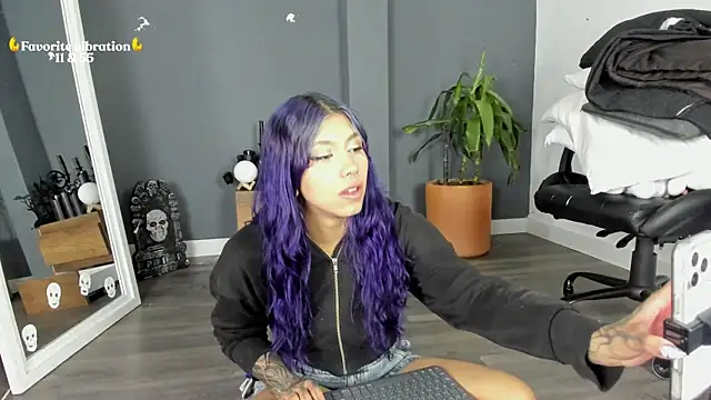 Snapshot of Raven_Witch_ chatting on June 19, 2026, 5:52 pm Raven Witch online show from June 19, 2026, 5:52 pm