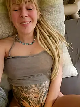 Snapshot of Jenna-Lia chatting on December 22, 2024, 7:00 am Jenna-Lia online show from December 22, 2024, 7:00 am