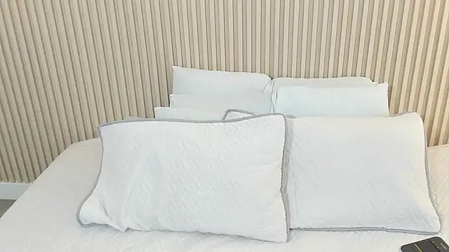 charlottebrowns  online show from December 16, 2025, 1:04 pm