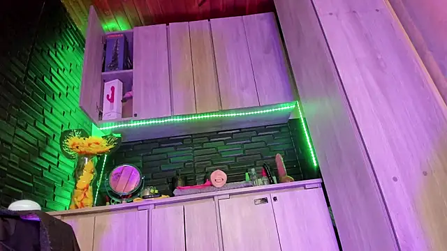 Snapshot of LaureenHills chatting on December 15, 2025, 9:53 pm LaureenHills online show from December 15, 2025, 9:53 pm