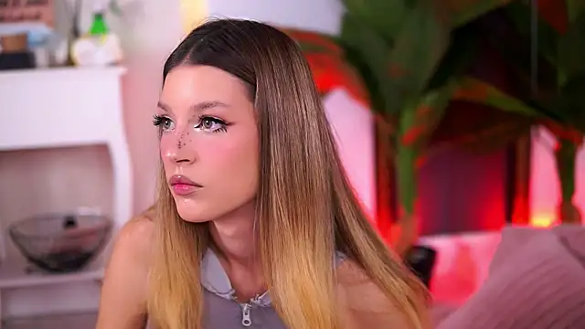 Snapshot of EvaWarenn chatting on October 23, 2025, 10:36 am EvaWarenn online show from October 23, 2025, 10:36 am