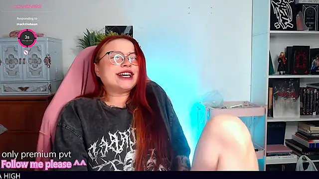 Snapshot of me__hanna chatting on November 8, 2025, 10:24 pm me hanna online show from November 8, 2025, 10:24 pm