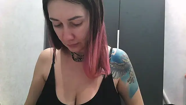 Snapshot of BlueXOwl chatting on October 30, 2025, 6:05 pm BlueXOwl online show from October 30, 2025, 6:05 pm