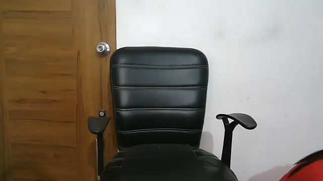 Snapshot of Suzie_darling chatting on October 28, 2025, 1:54 pm Suzie darling online show from October 28, 2025, 1:54 pm