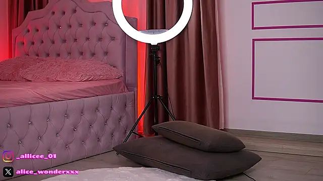 VanessaSimon online show from November 12, 2025, 6:39 am