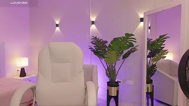 miagomezweb1 online show from October 24, 2025, 1:54 pm