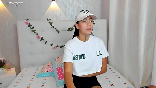 miagomezweb1 online show from March 22, 2025, 12:35 pm