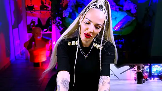 MonicaMaxwel online show from November 3, 2025, 11:14 am