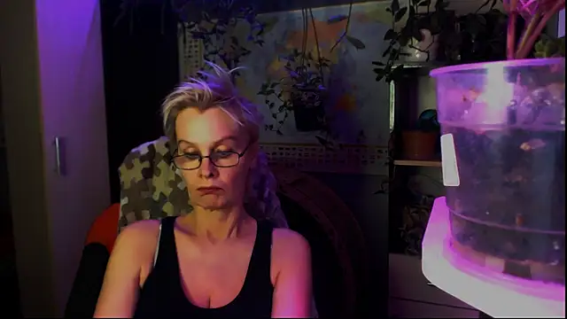 Snapshot of HelgaHimmell chatting on May 4, 2026, 5:38 pm HelgaHimmell online show from May 4, 2026, 5:38 pm