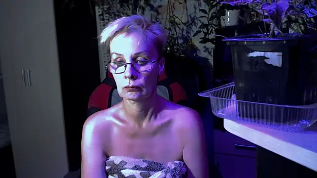 HelgaHimmell online show from July 13, 2026, 8:52 pm