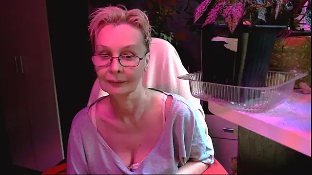 HelgaHimmell online show from June 30, 2026, 5:24 pm
