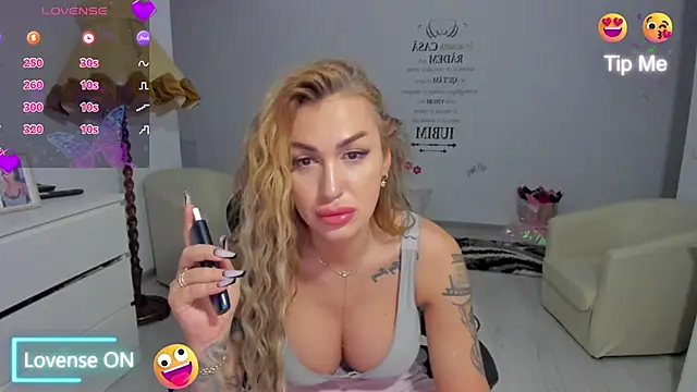 GlossyDiamondX online show from March 23, 2026, 5:13 pm