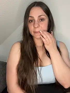 Snapshot of Loella-Rose chatting on April 11, 2026, 10:02 pm Loella-Rose online show from April 11, 2026, 10:02 pm