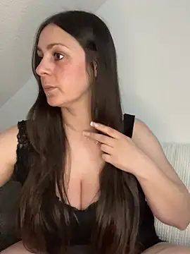 Snapshot of Loella-Rose chatting on April 8, 2026, 9:49 pm Loella-Rose online show from April 8, 2026, 9:49 pm