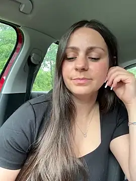 Snapshot of Loella-Rose chatting on June 4, 2026, 12:32 pm Loella-Rose online show from June 4, 2026, 12:32 pm