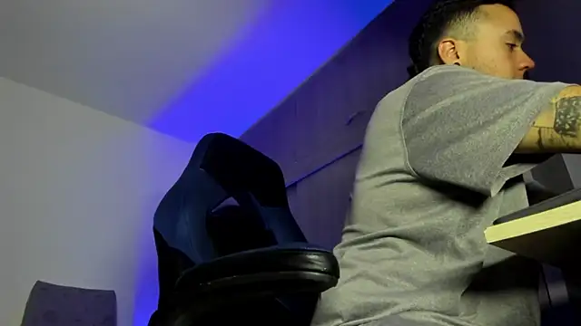 Snapshot of male_pussy chatting on November 25, 2025, 4:02 am male pussy online show from November 25, 2025, 4:02 am