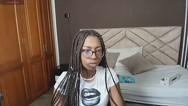 Snapshot of Raquel_jones chatting on November 8, 2025, 11:36 am Raquel jones online show from November 8, 2025, 11:36 am