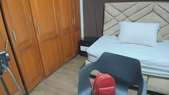 Snapshot of Raquel_jones chatting on October 30, 2025, 12:47 pm Raquel jones online show from October 30, 2025, 12:47 pm