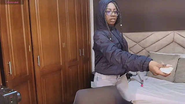 Snapshot of Raquel_jones chatting on November 28, 2025, 12:05 pm Raquel jones online show from November 28, 2025, 12:05 pm