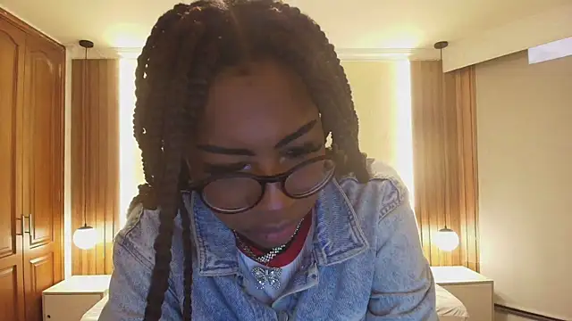 Snapshot of Raquel_jones chatting on February 4, 2026, 12:00 pm Raquel jones online show from February 4, 2026, 12:00 pm