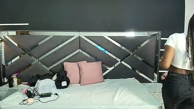 Snapshot of Raquel_jones chatting on November 26, 2025, 7:25 pm Raquel jones online show from November 26, 2025, 7:25 pm