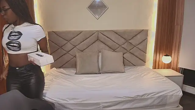 Snapshot of Raquel_jones chatting on February 25, 2026, 12:27 pm Raquel jones online show from February 25, 2026, 12:27 pm