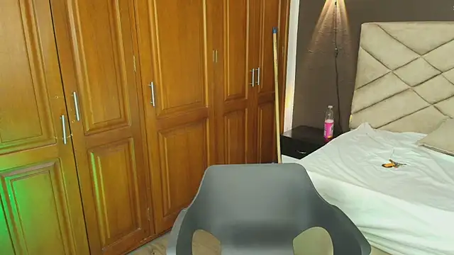 Snapshot of Raquel_jones chatting on September 29, 2025, 7:41 pm Raquel jones online show from September 29, 2025, 7:41 pm