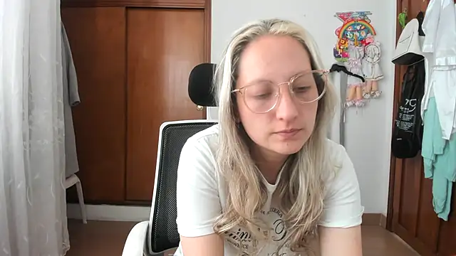 Snapshot of Adele_johnsonn1 chatting on November 6, 2025, 3:49 pm Adele johnsonn1 online show from November 6, 2025, 3:49 pm