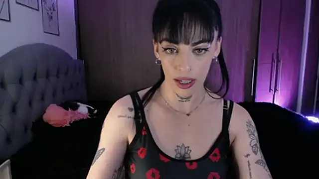 Snapshot of violett_honney chatting on April 21, 2026, 2:14 am violett honney online show from April 21, 2026, 2:14 am
