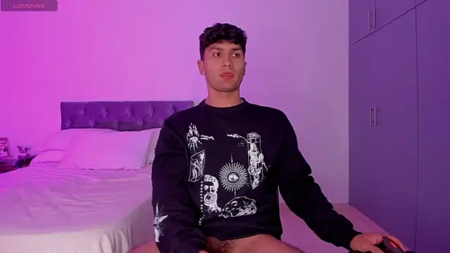 Snapshot of Valerio_James7 chatting on February 11, 2025, 3:40 am Valerio James7 online show from February 11, 2025, 3:40 am