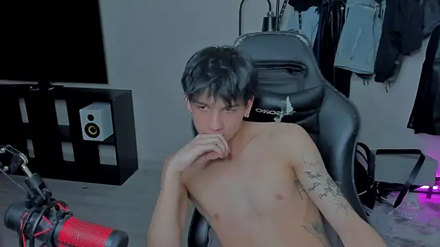 Snapshot of MarkBrowniii chatting on March 9, 2025, 10:08 pm MarkBrowniii online show from March 9, 2025, 10:08 pm