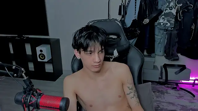 Snapshot of MarkBrowniii chatting on March 18, 2025, 1:02 am MarkBrowniii online show from March 18, 2025, 1:02 am