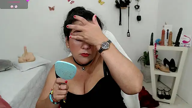 Snapshot of mom_hot__ chatting on November 25, 2025, 9:48 pm mom hot online show from November 25, 2025, 9:48 pm